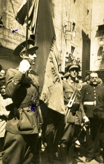 La bandera fent la salutació a la República. Militars a la plaça del Vi de Girona. 1931