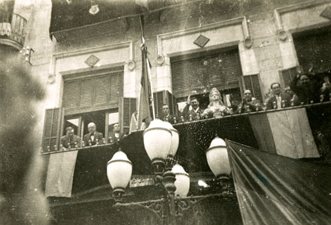 Proclamació de la República des del bacló de l'Ajuntament de Girona. 1931