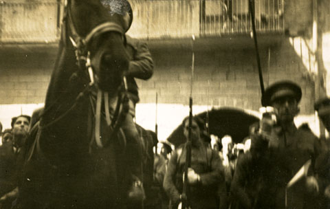 Un moment de la proclamació de la II República Espanyola a la plaça del Vi de Girona. Militars durant l'acte. 1931