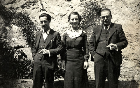 El primer equip de R&agrave;dio Girona: Manel Mart&iacute;nez (t&egrave;cnic), Francina Boris (locutora) i Alexandre Figa (director) als Jardins dels estudis del carrer de la For&ccedil;a. 1934