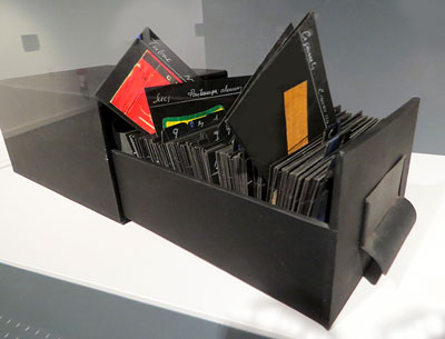 Assaig de sistematitzaci&oacute; en fitxers d'una mem&ograve;ria de viatges. 1982. Paper, cartr&oacute;, collage i acr&iacute;lic