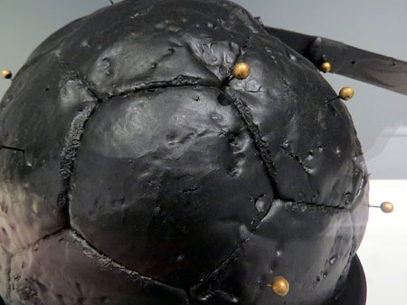 The end of football. 2007. Porcellana, cuir, metall i acr&iacute;lic