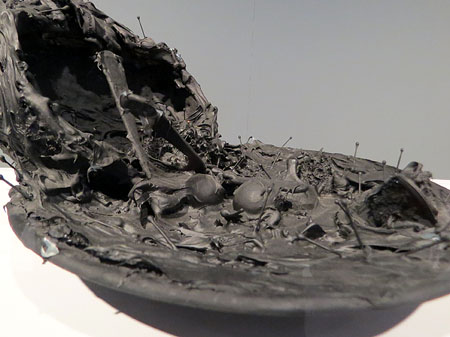 Xapapote. 2003. Porcellana, ferro, acr&iacute;lic i concrecions calc&agrave;ries