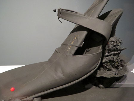 Monument a Mata Hari. 2009. Acr&iacute;lic, cuir, ferro, silicona i paper