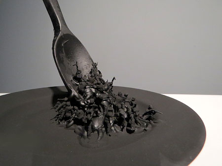 The war lunch. 1997. Porcellana, fusta, silicona i acr&iacute;lic