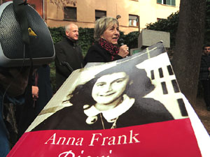 Apadrinament de l'escultura '50 anys del Diari d'Anne Frank' als Jardins del doctor Figueras