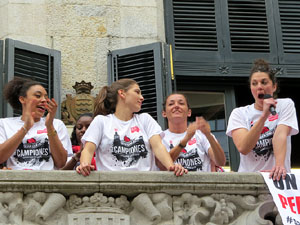Arribada de les jugadores de l'Uni Spar Citylift a la pla&ccedil;a del Vi despr&eacute;s de proclamar-se campiones de Lliga