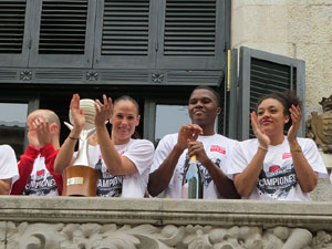 Arribada de les jugadores de l'Uni Spar Citylift a la pla&ccedil;a del Vi despr&eacute;s de proclamar-se campiones de Lliga