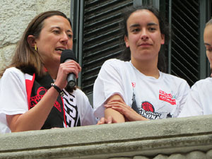 Arribada de les jugadores de l'Uni Spar Citylift a la pla&ccedil;a del Vi despr&eacute;s de proclamar-se campiones de Lliga