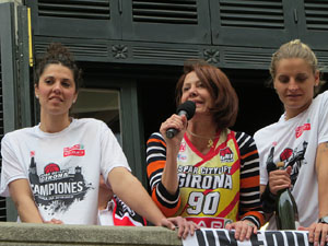 Arribada de les jugadores de l'Uni Spar Citylift a la pla&ccedil;a del Vi despr&eacute;s de proclamar-se campiones de Lliga