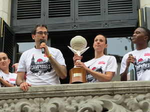 Arribada de les jugadores de l'Uni Spar Citylift a la pla&ccedil;a del Vi despr&eacute;s de proclamar-se campiones de Lliga