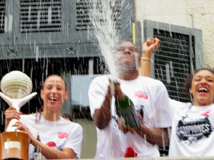 Arribada de les jugadores de l'Uni Spar Citylift a la pla&ccedil;a del Vi despr&eacute;s de proclamar-se campiones de Lliga