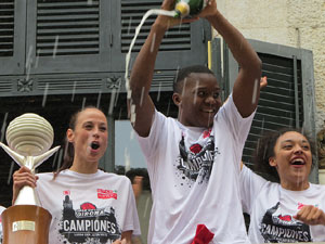Arribada de les jugadores de l'Uni Spar Citylift a la pla&ccedil;a del Vi despr&eacute;s de proclamar-se campiones de Lliga
