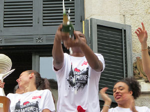 Arribada de les jugadores de l'Uni Spar Citylift a la pla&ccedil;a del Vi despr&eacute;s de proclamar-se campiones de Lliga