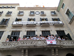 Arribada de les jugadores de l'Uni Spar Citylift a la pla&ccedil;a del Vi despr&eacute;s de proclamar-se campiones de Lliga