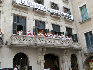 Arribada de les jugadores de l'Uni Spar Citylift a la pla&ccedil;a del Vi despr&eacute;s de proclamar-se campiones de Lliga