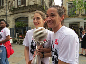 Arribada de les jugadores de l'Uni Spar Citylift a la pla&ccedil;a del Vi despr&eacute;s de proclamar-se campiones de Lliga