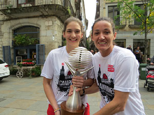 Arribada de les jugadores de l'Uni Spar Citylift a la pla&ccedil;a del Vi despr&eacute;s de proclamar-se campiones de Lliga