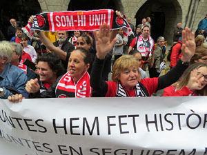 Arribada de les jugadores de l'Uni Spar Citylift a la pla&ccedil;a del Vi despr&eacute;s de proclamar-se campiones de Lliga