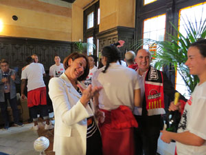 Arribada de les jugadores de l'Uni Spar Citylift a la pla&ccedil;a del Vi despr&eacute;s de proclamar-se campiones de Lliga