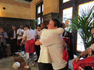 Arribada de les jugadores de l'Uni Spar Citylift a la pla&ccedil;a del Vi despr&eacute;s de proclamar-se campiones de Lliga