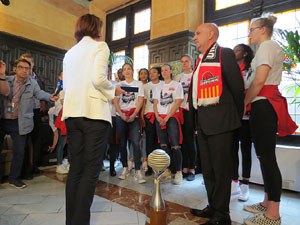 Arribada de les jugadores de l'Uni Spar Citylift a la pla&ccedil;a del Vi despr&eacute;s de proclamar-se campiones de Lliga