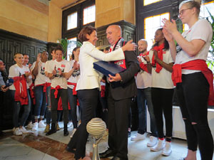 Arribada de les jugadores de l'Uni Spar Citylift a la pla&ccedil;a del Vi despr&eacute;s de proclamar-se campiones de Lliga