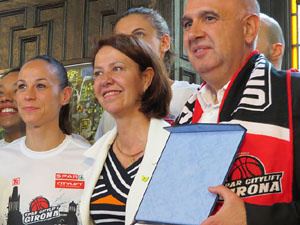 Arribada de les jugadores de l'Uni Spar Citylift a la pla&ccedil;a del Vi despr&eacute;s de proclamar-se campiones de Lliga