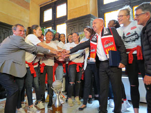 Arribada de les jugadores de l'Uni Spar Citylift a la pla&ccedil;a del Vi despr&eacute;s de proclamar-se campiones de Lliga