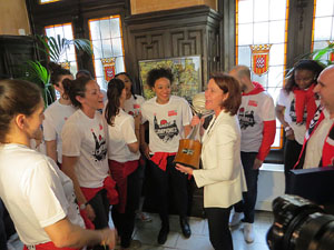 Arribada de les jugadores de l'Uni Spar Citylift a la pla&ccedil;a del Vi despr&eacute;s de proclamar-se campiones de Lliga