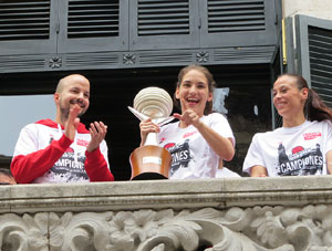 Arribada de les jugadores de l'Uni Spar Citylift a la pla&ccedil;a del Vi despr&eacute;s de proclamar-se campiones de Lliga