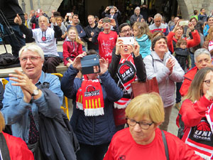 Arribada de les jugadores de l'Uni Spar Citylift a la pla&ccedil;a del Vi despr&eacute;s de proclamar-se campiones de Lliga