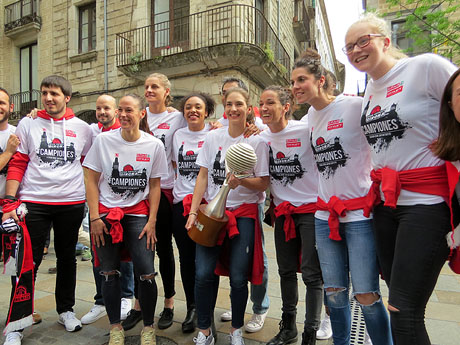 Arribada de les jugadores de l'Uni Spar Citylift a la plaça del Vi després de proclamar-se campiones de Lliga