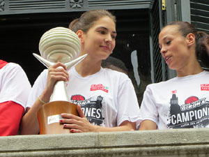 Arribada de les jugadores de l'Uni Spar Citylift a la pla&ccedil;a del Vi despr&eacute;s de proclamar-se campiones de Lliga