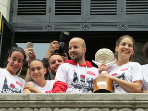 Arribada de les jugadores de l'Uni Spar Citylift a la pla&ccedil;a del Vi despr&eacute;s de proclamar-se campiones de Lliga