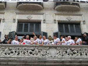 Arribada de les jugadores de l'Uni Spar Citylift a la pla&ccedil;a del Vi despr&eacute;s de proclamar-se campiones de Lliga