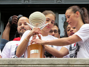 Arribada de les jugadores de l'Uni Spar Citylift a la pla&ccedil;a del Vi despr&eacute;s de proclamar-se campiones de Lliga