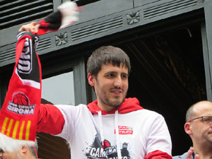 Arribada de les jugadores de l'Uni Spar Citylift a la pla&ccedil;a del Vi despr&eacute;s de proclamar-se campiones de Lliga