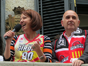 Arribada de les jugadores de l'Uni Spar Citylift a la pla&ccedil;a del Vi despr&eacute;s de proclamar-se campiones de Lliga
