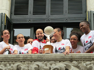 Arribada de les jugadores de l'Uni Spar Citylift a la pla&ccedil;a del Vi despr&eacute;s de proclamar-se campiones de Lliga