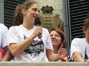Arribada de les jugadores de l'Uni Spar Citylift a la pla&ccedil;a del Vi despr&eacute;s de proclamar-se campiones de Lliga