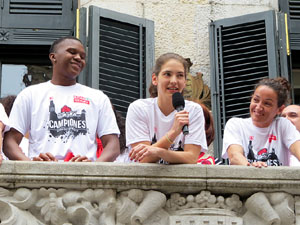 Arribada de les jugadores de l'Uni Spar Citylift a la pla&ccedil;a del Vi despr&eacute;s de proclamar-se campiones de Lliga