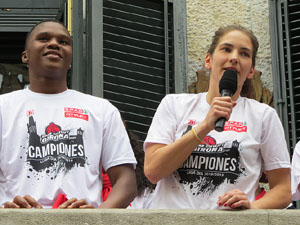 Arribada de les jugadores de l'Uni Spar Citylift a la pla&ccedil;a del Vi despr&eacute;s de proclamar-se campiones de Lliga
