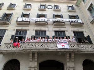 Arribada de les jugadores de l'Uni Spar Citylift a la pla&ccedil;a del Vi despr&eacute;s de proclamar-se campiones de Lliga