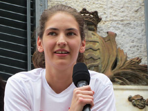 Arribada de les jugadores de l'Uni Spar Citylift a la pla&ccedil;a del Vi despr&eacute;s de proclamar-se campiones de Lliga