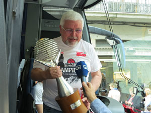 Arribada de les jugadores de l'Uni Spar Citylift a la pla&ccedil;a del Vi despr&eacute;s de proclamar-se campiones de Lliga