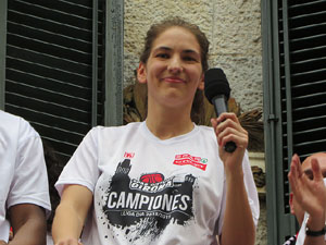 Arribada de les jugadores de l'Uni Spar Citylift a la pla&ccedil;a del Vi despr&eacute;s de proclamar-se campiones de Lliga