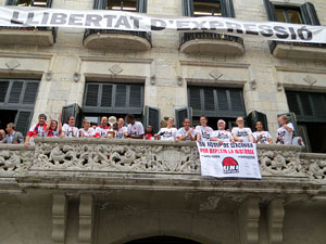 Arribada de les jugadores de l'Uni Spar Citylift a la pla&ccedil;a del Vi despr&eacute;s de proclamar-se campiones de Lliga