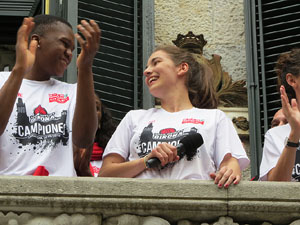 Arribada de les jugadores de l'Uni Spar Citylift a la pla&ccedil;a del Vi despr&eacute;s de proclamar-se campiones de Lliga