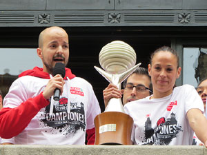 Arribada de les jugadores de l'Uni Spar Citylift a la pla&ccedil;a del Vi despr&eacute;s de proclamar-se campiones de Lliga